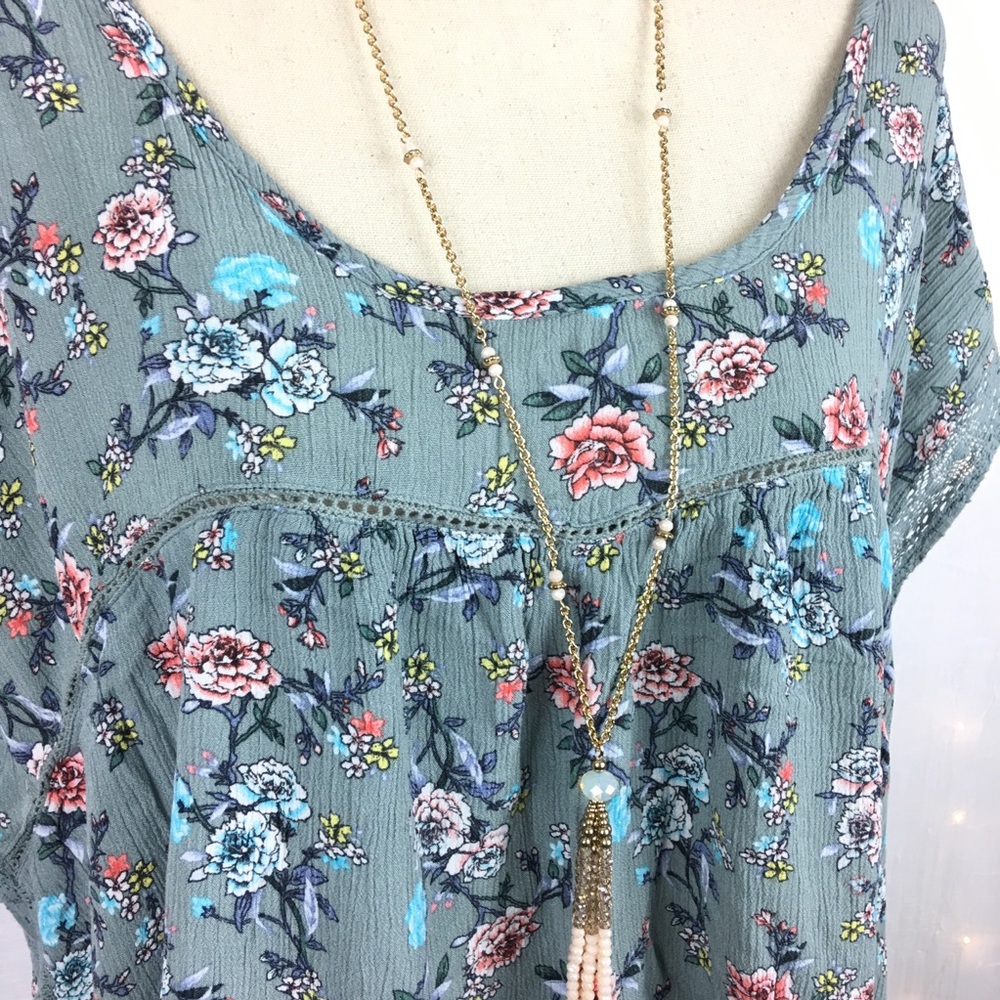 Floral Button Back Top EUC Size 2X
